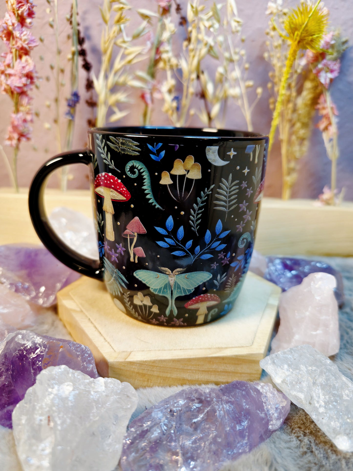 Mystische Schwarze Tasse – Wald & Pilz Design – Zauberhafte Tasse für Tee, Kaffee & Kakao