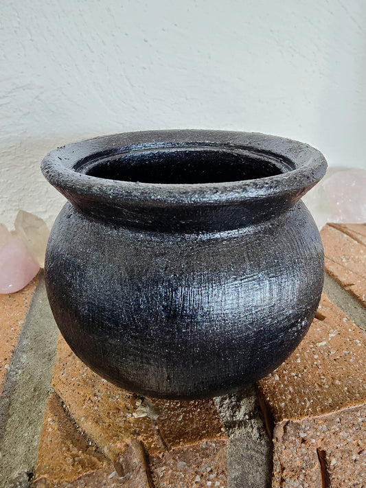 Hexenkessel aus schwarzem Keramin – Magie trifft Stil