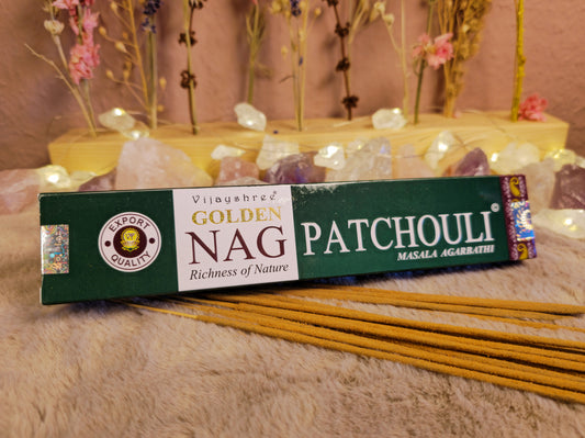 Räucherstäbchen von Golden Nag – Patchouli – 15 Stäbchen für eine erdende und beruhigende Atmosphäre