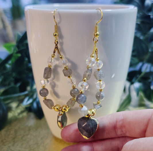 Goldfarbene Tropfen-Ohrringe mit Labradorit – Herz-Anhänger, nickelfrei & elegant