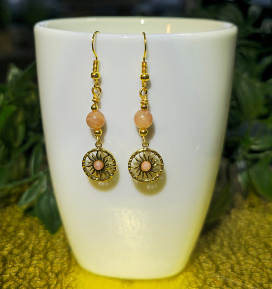 Goldfarbene Sonnen-Ohrringe mit orangem Mondstein – nickelfrei aus Edelstahl