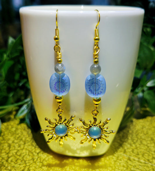 Goldfarbene Sonnen-Ohrringe mit Labradorit & blauem Cat-Eye Schmuckstein – nickelfrei aus Edelstahl