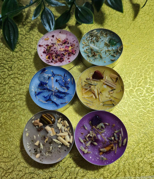 Spirituelles Teelicht-Set – 6 handgegossene Ritual-Teelichter mit Edelsteinen, Kräutern, Blüten& Düften
