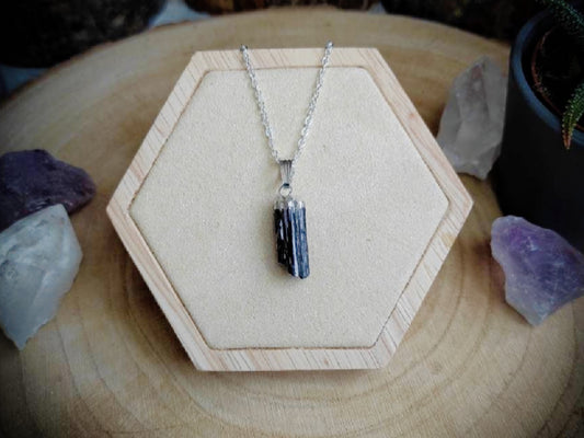 Edelsteinkette – Silbergalvanisierter Natursteinanhänger - Schwarzer Turmalin