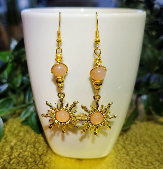 Goldfarbene Sonnen-Ohrringe mit einer Perle orangem Mondstein & Cat-Eye-Sonne. nickelfrei aus Edelstahl