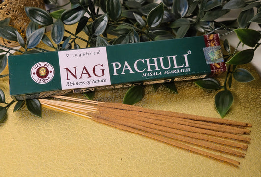 Räucherstäbchen von Golden Nag – Patchouli – 15 Stäbchen für eine erdende und beruhigende Atmosphäre