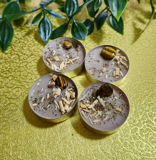 Spirituelles Teelicht Beige mit Patchouli & Zedernholz – Tigerauge & Palo Santo