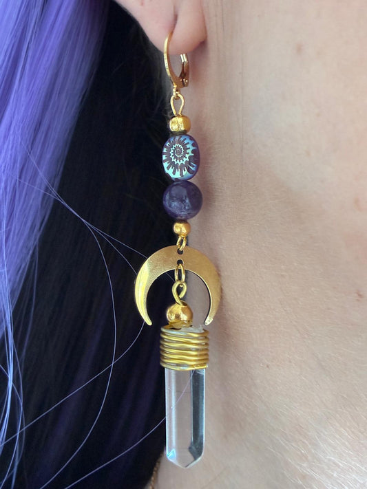 Mond Ohrringe mit Bergkristall & Amethyst – Goldfarbene spirituelle Edelstein Ohrringe handgefertigt