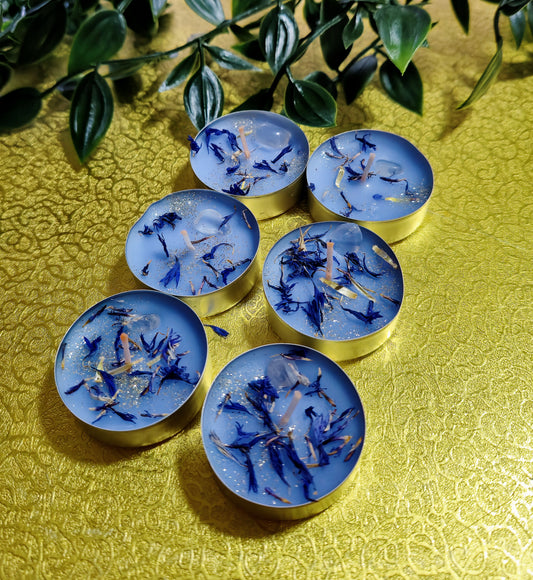 Spirituelles Teelicht Hellblau mit Ylang Ylang & Rose – Bergkristall & Kornblumenblüten