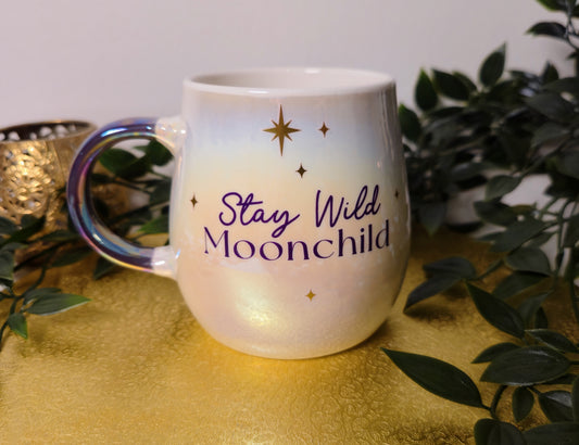 Schimmernde Keramiktasse „Stay Wild Moonchild“ | Spirituelle Teetasse mit Perlmutt-Effekt ca. 350 ml