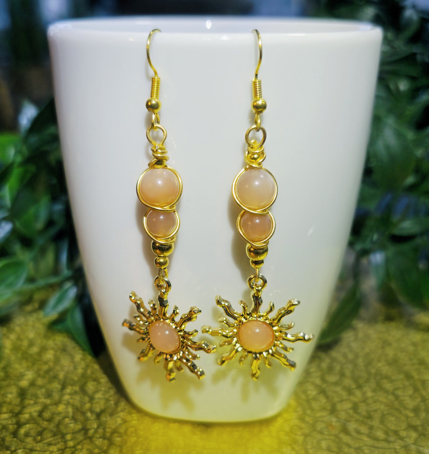 Goldfarbene Sonnen-Ohrringe mit 2 Perlen orangem Mondstein & Cat-Eye-Sonne. nickelfrei aus Edelstahl