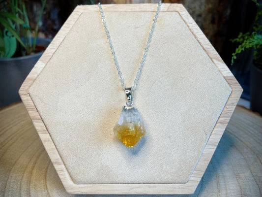 Edelsteinkette – Silbergalvanisierter Natursteinanhänger - Citrin