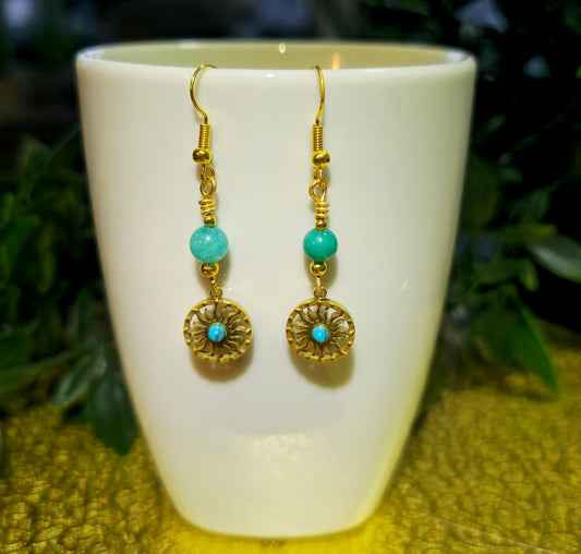 Goldfarbene Sonnen-Ohrringe mit türkiser Jade  – nickelfrei aus Edelstahl